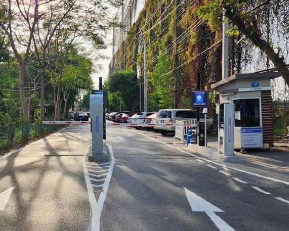 Wachirabenchathat Park parking