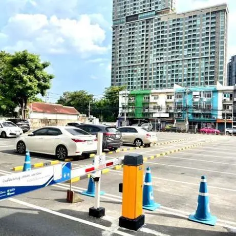 Senanikom parking lot