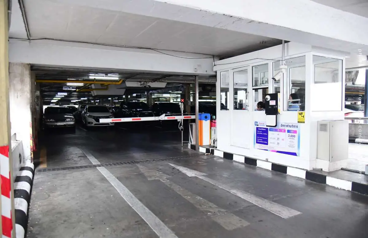 Lan Khon Mueang parking entrance