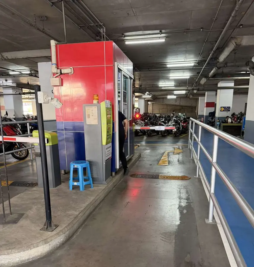 Motorcycle parking gate
